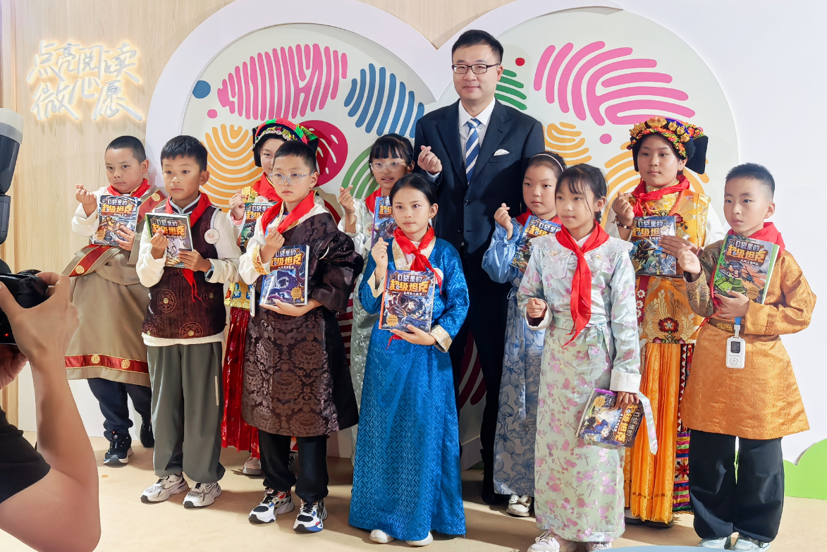 坦克叔叔亮相天府书展“点亮阅读微心愿”圆梦起航行动